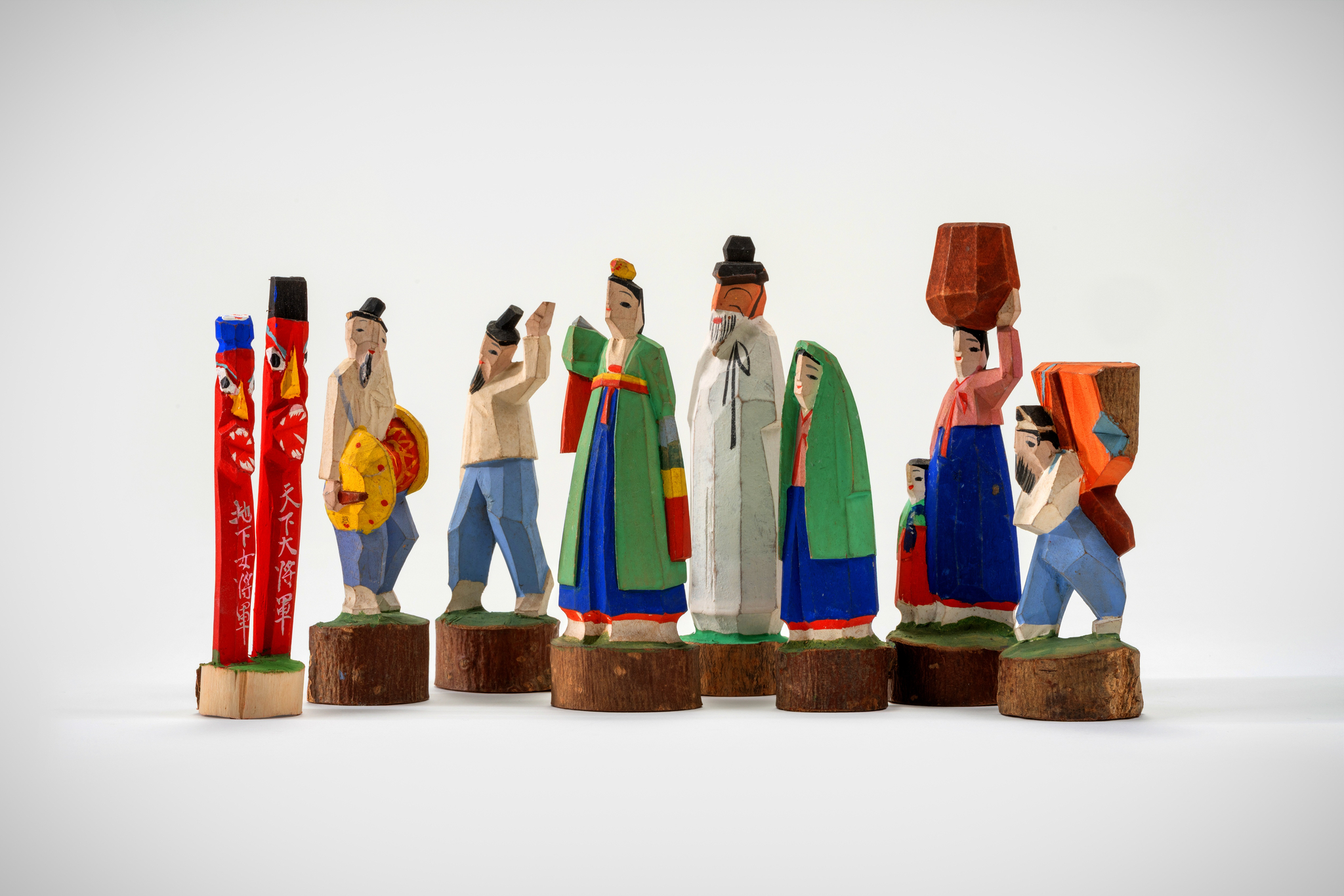 A “Josen folk doll set” (translated) from the Japanese colonial period (1910-1945) is on display at the special exhibition ″Souvenirs″ at the National Folk Museum of Korea through Sept. 14. Produced by the Joseon Products Company (translated) during the colonial era (1910-1945), the set includes dolls, each 9.5 centimeters tall and 2.3 centimeters wide, (3.7 inches tall and 0.9 inches wide), depicting a gisaeng, a totem pole, a woman balancing a water jar on her head and a man carrying a wooden frame. These figures represent the “scenery of Joseon” as viewed through the eyes of foreigners. [NATIONAL FOLK MUSEUM OF KOREA]