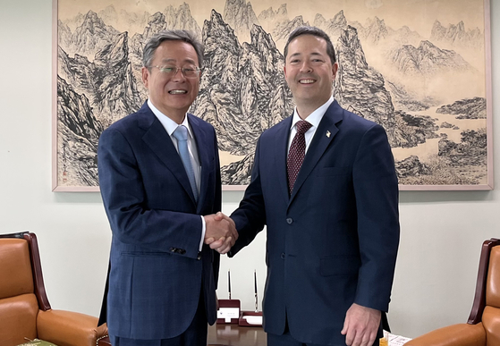 Sean O’Neill, senior bureau official for the U.S. State Department’s Bureau of East Asian and Pacific Affairs, right, and Cho Koo-rae, vice minister for strategy and intelligence, left, shake hands during a meeting at the Ministry of Foreign Affairs building in Jongno District, central Seoul on June 13. [YONHAP] 
