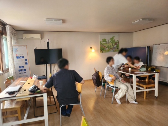 Reclusive youth gather to take part in a yoga program at Dudeojip in Seoul's Eunpyeong district on June 12. [YONHAP]