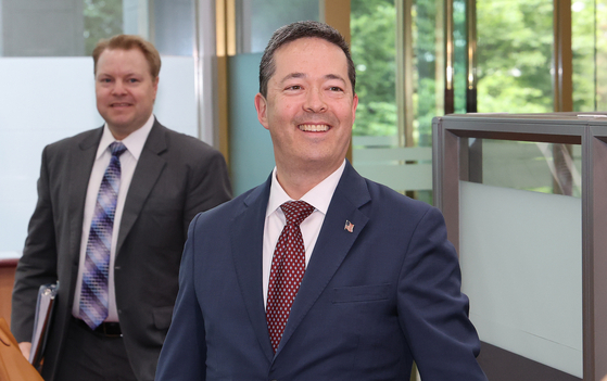 Sean O’Neill, senior bureau official for the U.S. State Department’s Bureau of East Asian and Pacific Affairs, walks into the Ministry of Foreign Affairs building in Jongno District, central Seoul on June 13. [NEWS1]