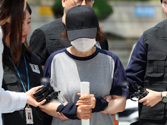 A female election worker in her 60s, surnamed Park, who was indicted and detained on charges of violating the Public Official Election Act on June 13, walks into Seoul Central District Court in Seocho District, southern Seoul on June 1. [NEWS1]