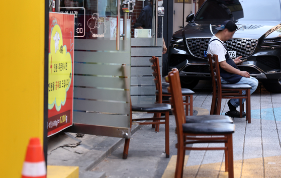 Restaurants waiting for customers on June 12 in Seoul [YONHAP]