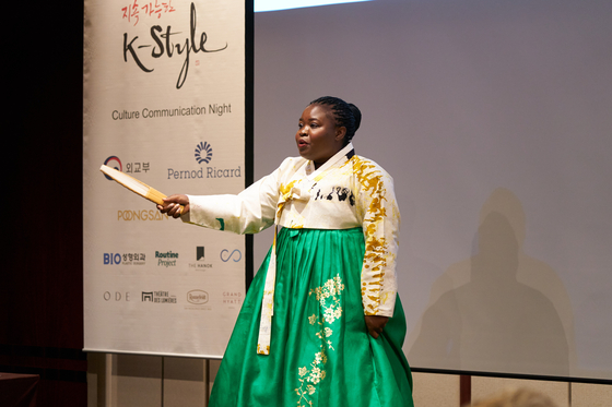 Mafo Laure, a French national in Korea, gives a pansori performance during the Cultural Communication Forum at Grand Hyatt Seoul in Yongsan District, central Seoul, on Thursday. [CICI]                