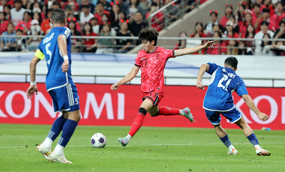 Korea's Bae Jun-ho, center, shoots during a 2026 World Cup qualifier against Kuwait at Seoul World Cup Stadium in western Seoul on June 10. [NEWS1]