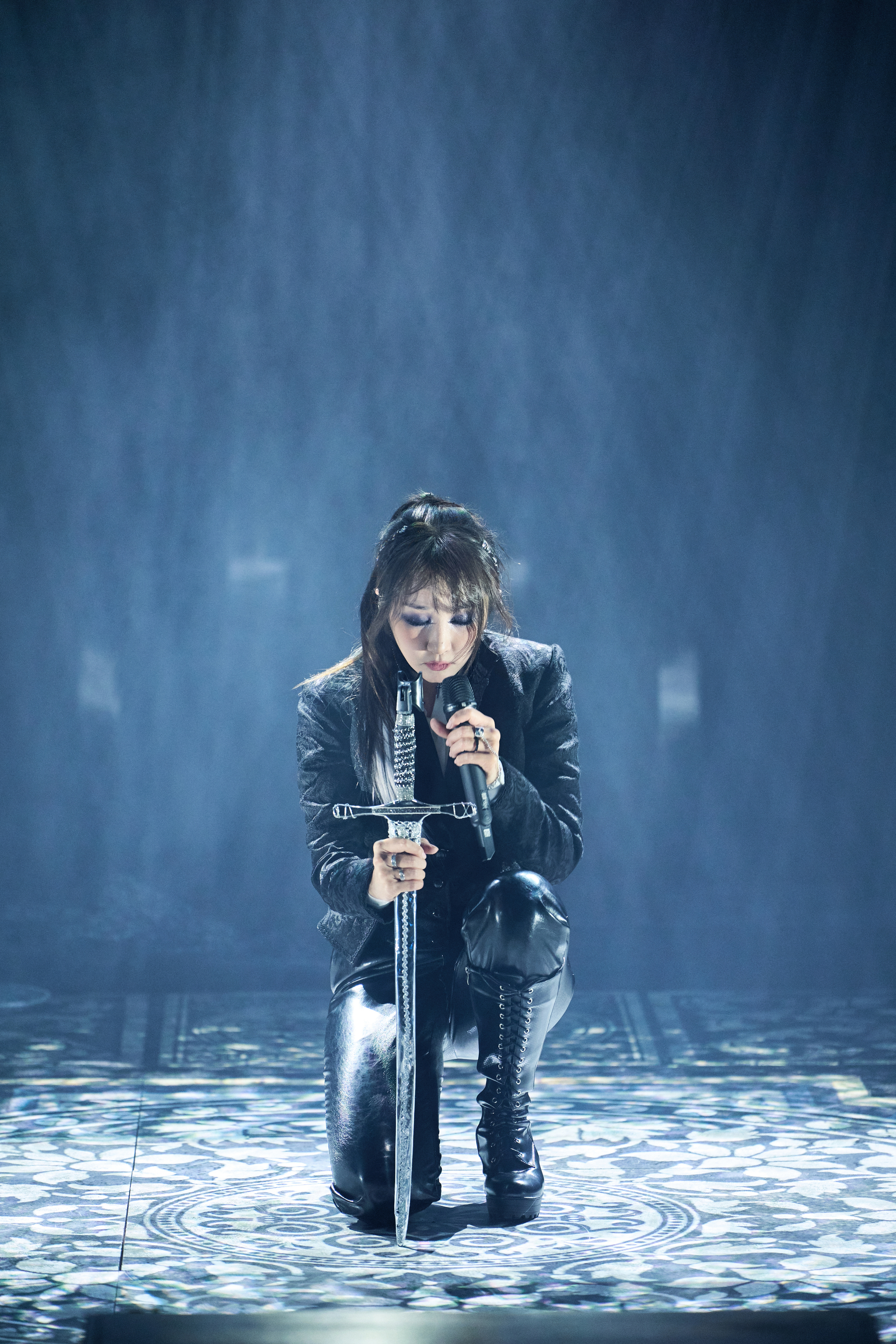 Kim Ryeo-won as Hamlet in the ongoing rock musical "The Voice of Hamlet: The Concert" at the National Theater of Korea’s Haneul Theater in Jung District, central Seoul. [EMOTIONAL THEATRE]