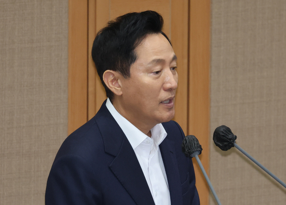 Seoul Mayor Oh Se-hoon of Seoul answers questions about land transaction regulations during a city council session on June 11. [YONHAP] 