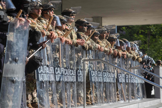 California National Guard members stand guard outside the Federal Building as protests continue in response to federal immigration operations in Los Angeles on June 10. [AFP/YONHAP]