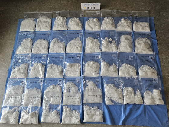 Packets of methamphetamine seized by police from a smuggling ring accused of bringing the drug into Korea in large quantities [PYEONGTAEK POLICE PRECINCT]