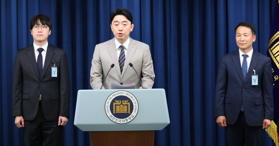 Kang Hoon-sik, center, the presidential chief of staff, announces the appointments of Kim Hyun-jong, right, as first deputy national security adviser and Ha Jung-woo as senior secretary for artificial intelligence policy during a press briefing at the presidential office in Seoul on June 15. [YONHAP]