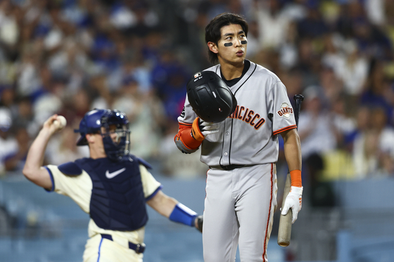 San Francisco Giants outfielder Lee Jung-hoo reacts after striking out as Los Angeles Dodgers catcher Will Smith prepares to throw the ball during the sixth inning of an MLB game in Los Angeles on June 14. [AP/YONHAP] 