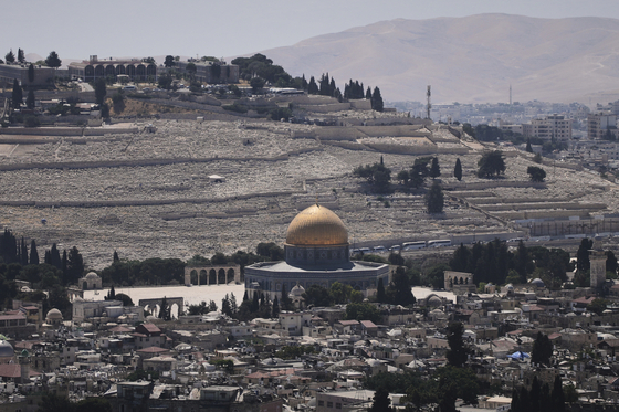 A view of Jerusalem's Old City, with the Dome of the Rock shrine in the Al-Aqsa Mosque compound, closed to worshippers after Israel's Homefront Command banned public gatherings following an Israeli military strike on Iran on June 13. [AP/YONHAP]