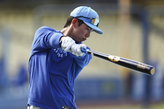 Los Angeles Dodgers infielder Kim Hye-seong swings during batting practice before an MLB game against the San Francisco Giants in Los Angeles on June 14. [AP/YONHAP] 