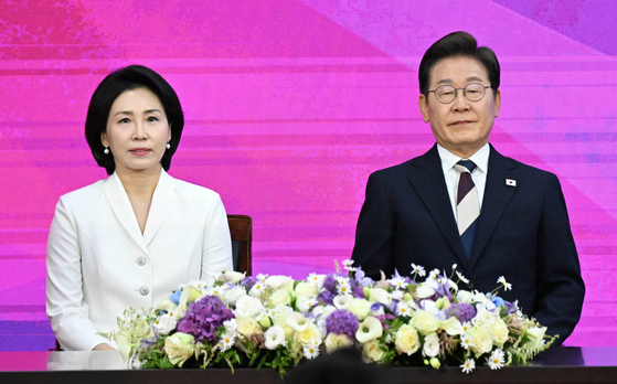 President Lee Jae-myung and first lady Kim Hye-kyung attend the 21st presidential inauguration ceremony held at the National Assembly in Yeouido, Seoul, on June 4. [JOONGANG ILBO]