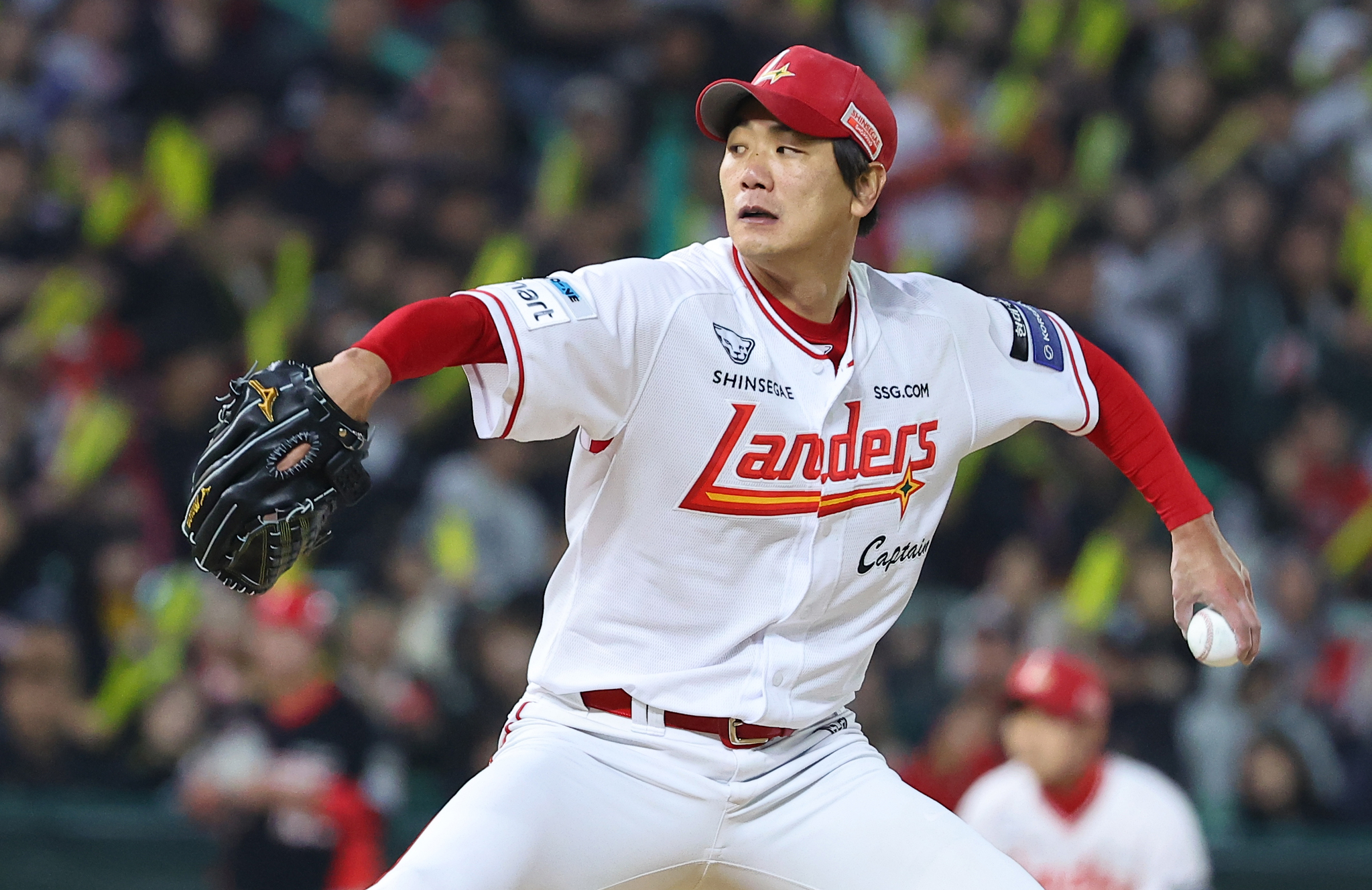 SSG Landers pitcher Kim Kwang-hyun pitches during a KBO game against the Kia Tigers at Incheon SSG Landers Field in Incheon on May 11. [YONHAP] 