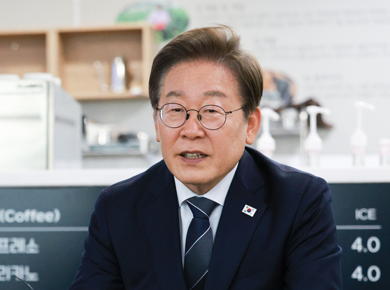 President Lee Jae-myung speaks during a meeting with residents of areas near the border with North Korea at a community center in Paju, Gyeonggi, on June 13. [JOINT PRESS CORPS]