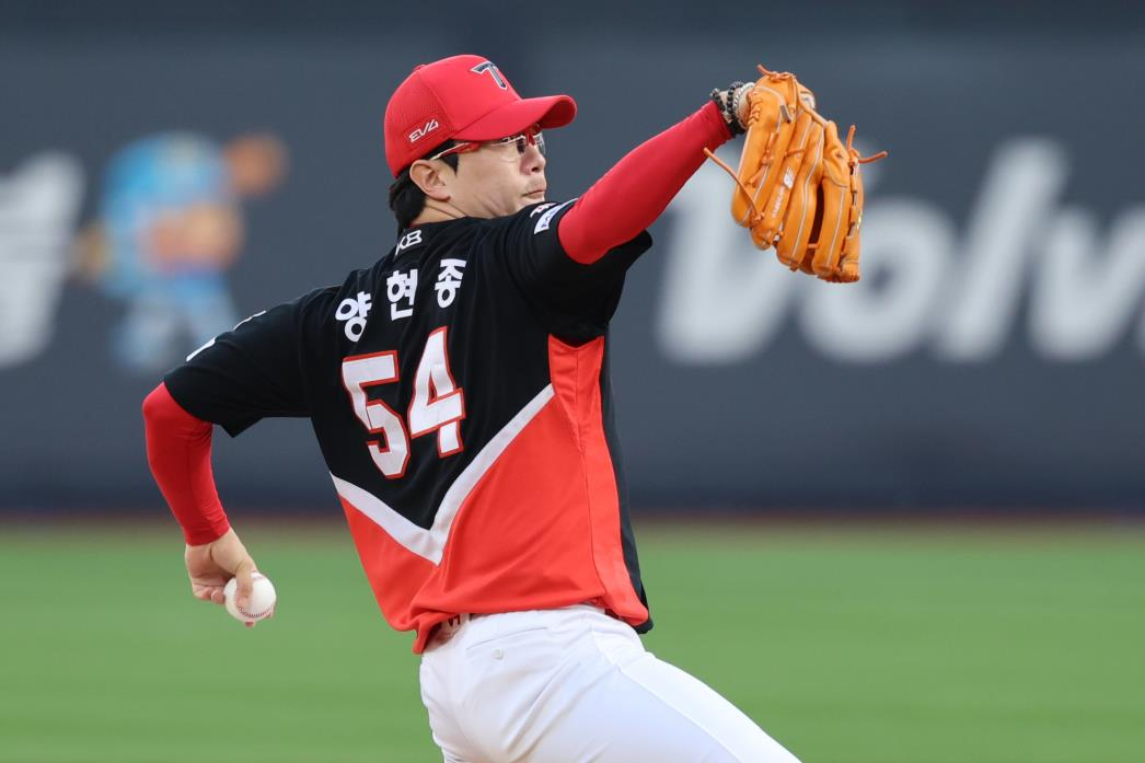 Kia Tigers pitcher Yang Hyeon-jong pitches during a KBO game against the KT Wiz at Suwon KT Wiz Park in Suwon, Gyeonggi, on May 22. [YONHAP] 