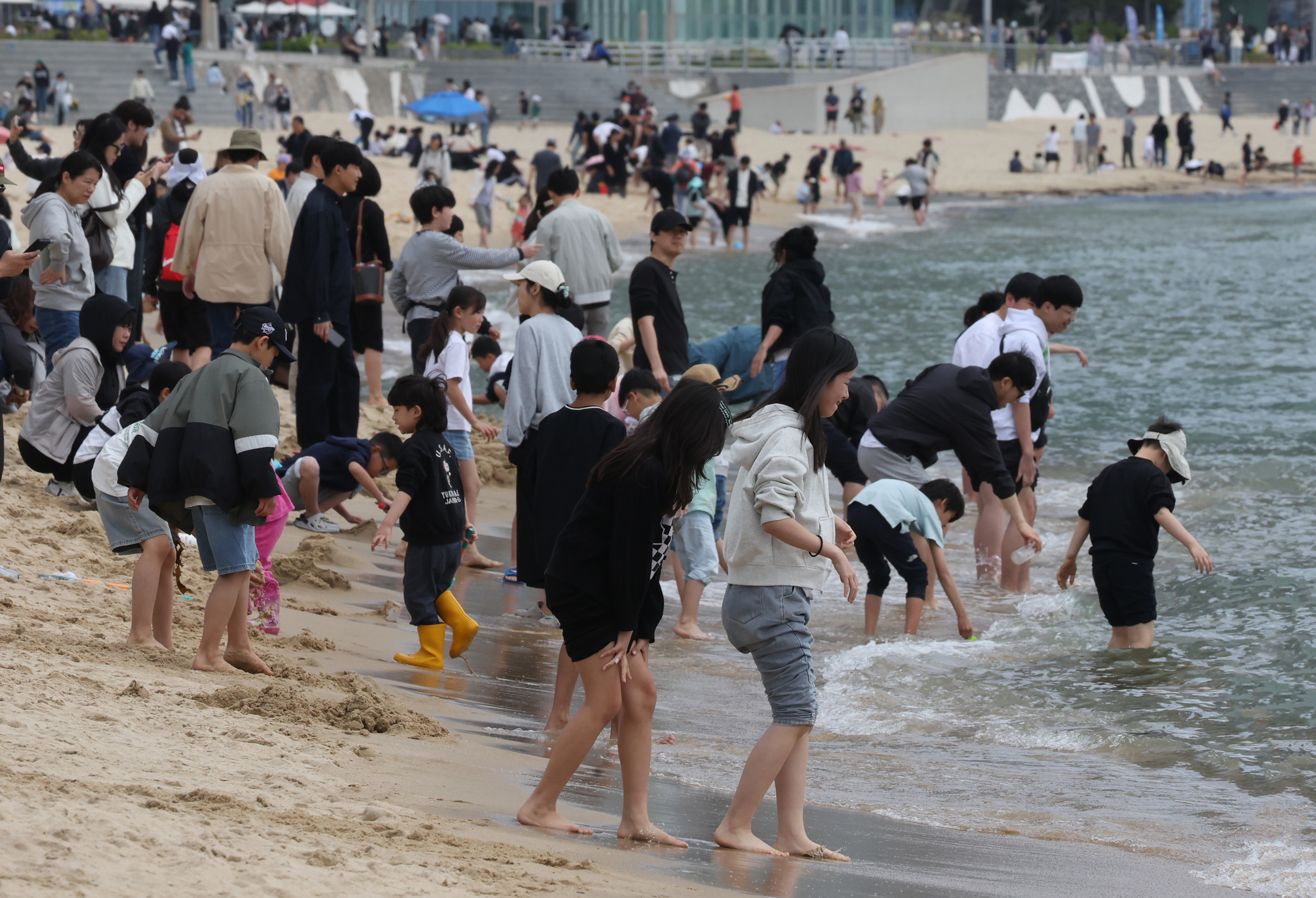 Locals and tourists spend the holiday at Haeundae Beach in Busan on May 5. [JOONGANG ILBO] 