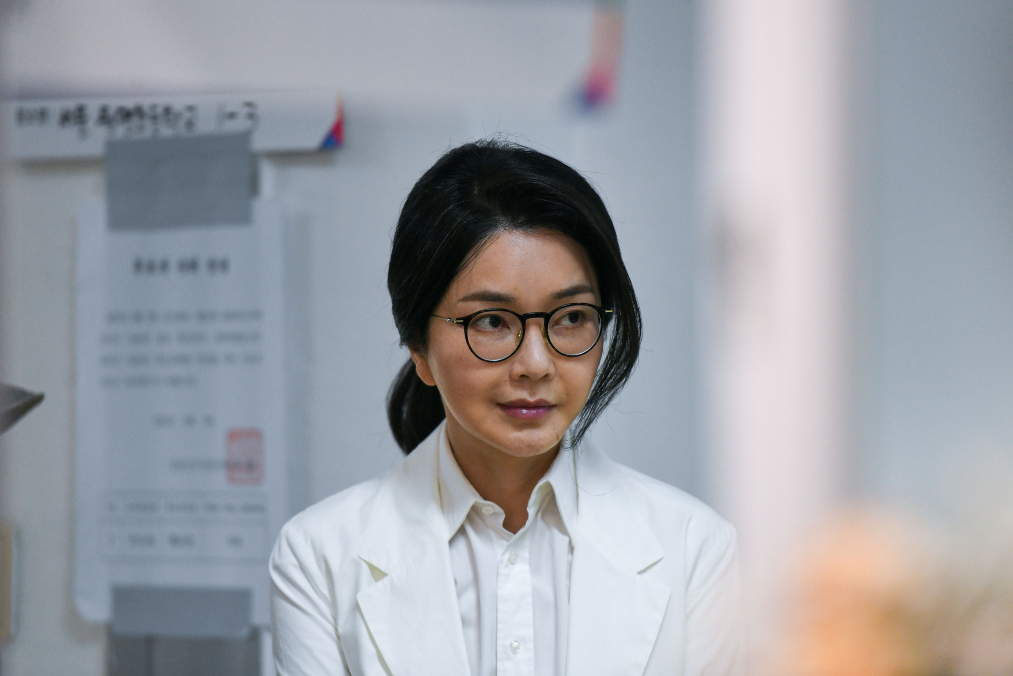 Former first lady Kim Keon Hee enters Wonmyong Elementary School in southern Seoul on June 3 for the presidential election. [JOINT PRESS CORPS]