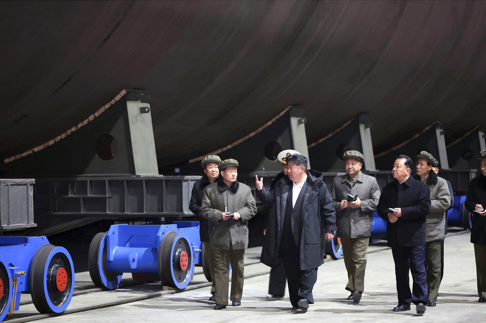 North Korean leader Kim Jong-un, center, visits a shipbuilding site where his country constructs nuclear weapon-carrying submarine on March 8. [RODONG SINMUN]
