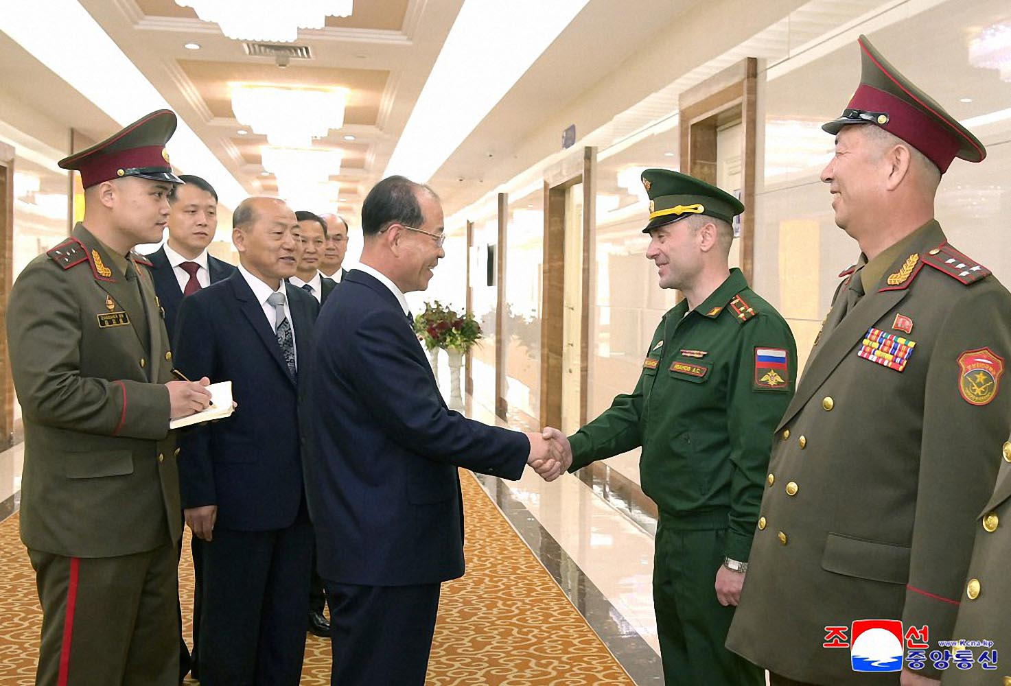 Pak Yong-il, deputy director of the Korean People's Army General Political Bureau, center, shakes hands with a Russian military official in this photo released by the North's state-run Korean Central News Agency on April 29. The KCNA reported that a delegation led by Pak is attending the 3rd International Anti-Fascist Forum in Russia. [YONHAP]