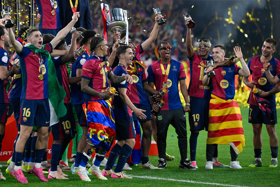 FC Barcelona celebrate winning the Copa del Rey final against Real Madrid at La Cartuja Stadium in Seville, Spain, on April 26. [AFP/YONHAP] 