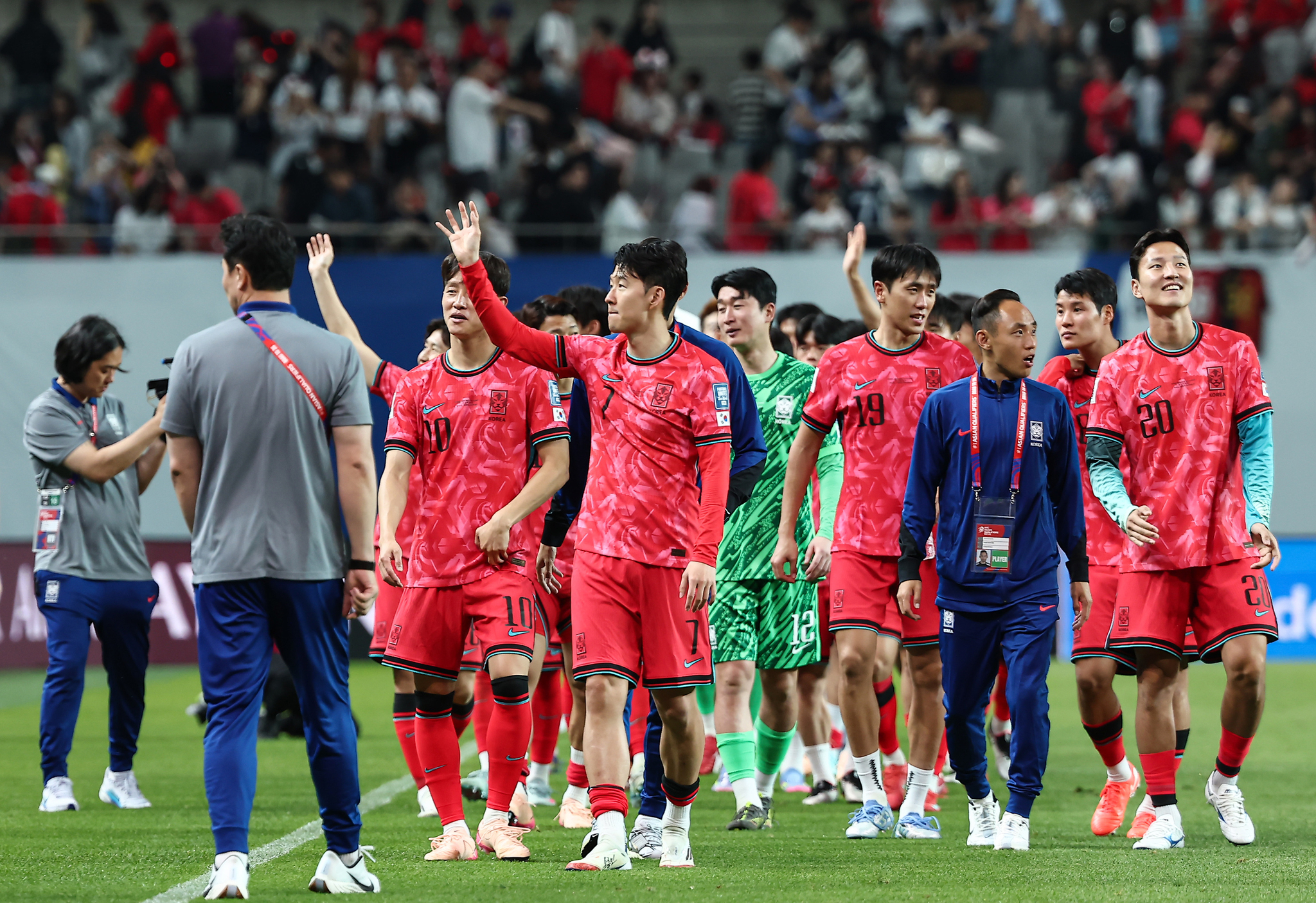 The Korean national team reacts after a 4-0 win over Kuwait at Seoul World Cup Stadium in western Seoul on June 10. [NEWS1] 
