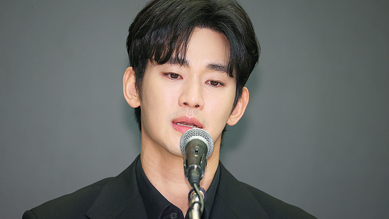 Actor Kim Soo-hyun speaks during a press conference addressing allegations that he dated the late actor Kim Sae-ron when she was a minor at Stanford Hotel in Mapo District, western Seoul, on March 31. [YONHAP]