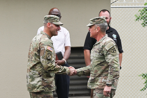 U.S. Army Brig. Gen. Sean Crockett, right, acting commander of the U.S. Eighth Army, shakes hands with U.S. Army Command Sgt. Maj. Michael Eilers of the 1st Stryker Brigade Combat Team of the U.S. 4th Infantry Division, before a ribbon cutting ceremony at Camp Hovey on June 16. [YONHAP] 