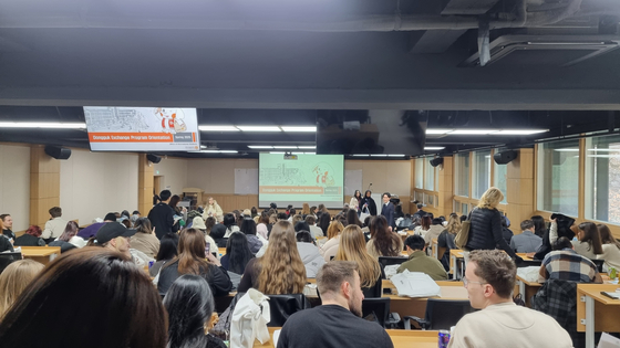International students from Dongguk University participate in an environmental campaign organized by the Jung District Office in central Seoul. [JUNG DISTRICT OFFICE] 