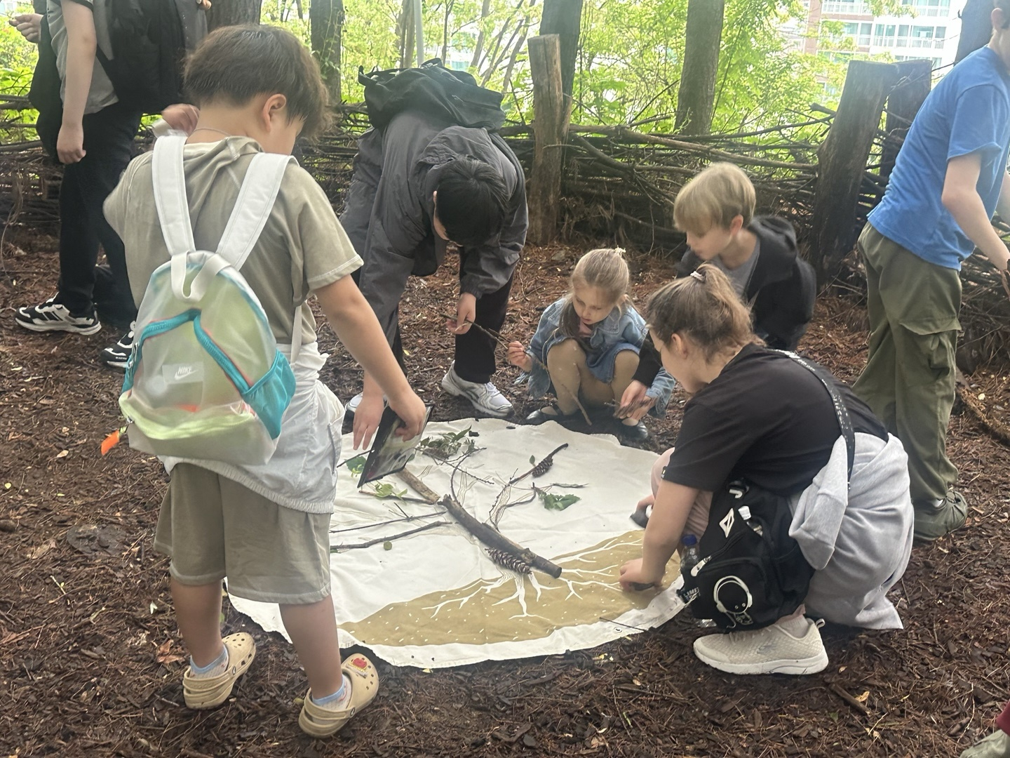 Children from multicultural families take part in a forest experience program organized by the Jung District Office in central Seoul. [JUNG DISTRICT OFFICE] 