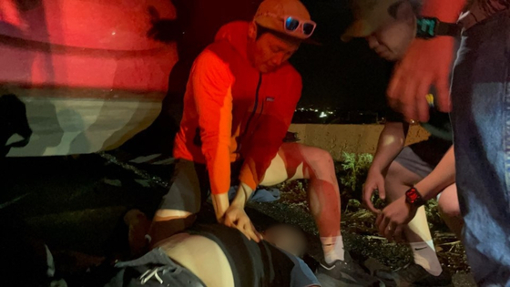 Capt. Lee Ki-pyung of the Central 119 Rescue Headquarters administers CPR to an injured driver following a traffic accident in Colorado. [NATIONAL FIRE AGENCY] 