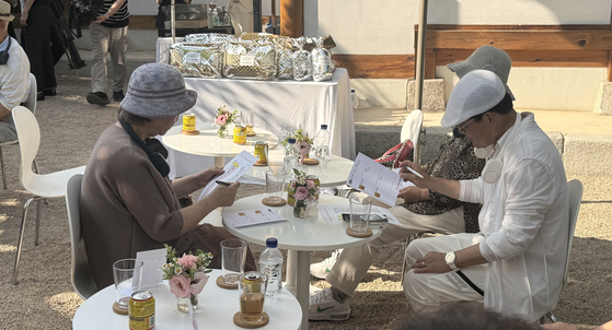 Older adults participating in Jongno District's matchmaking event write down their first and second choices after one-on-one conversations at Mugyewon in central Seoul on June 12. [CHO JUNG-WOO]