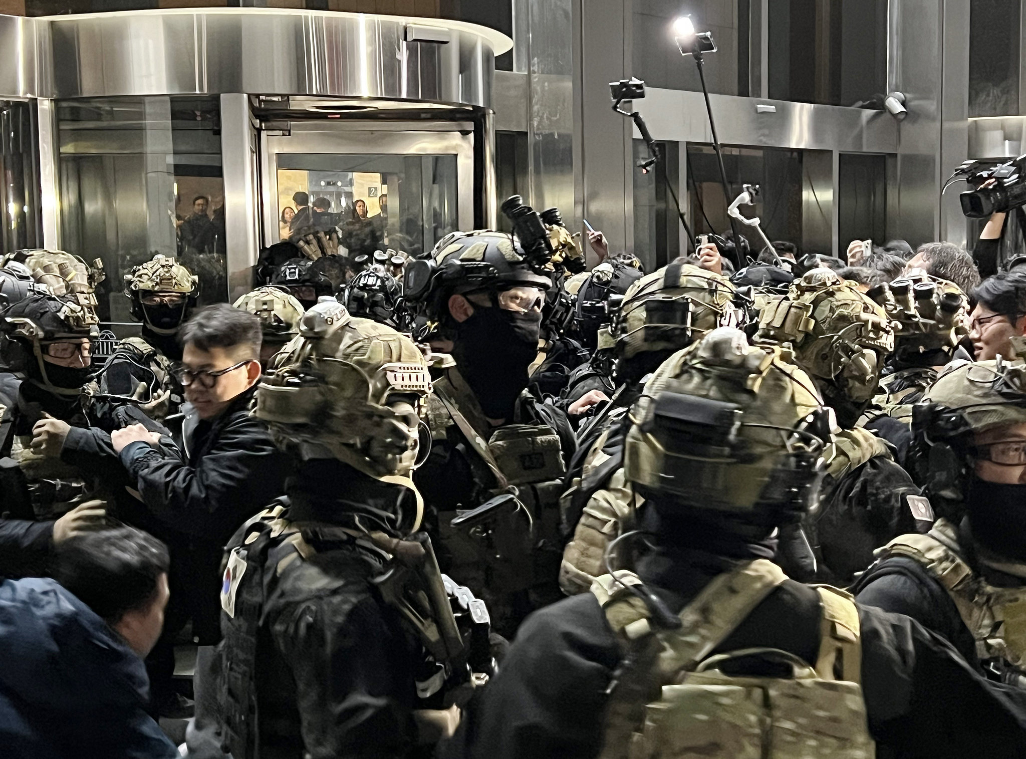 Soldiers are seen attempting to enter the National Assembly building in Yeouido, western Seoul, on Dec. 4, 2024, after President Yoon Suk Yeol declared martial law. [YONHAP] 