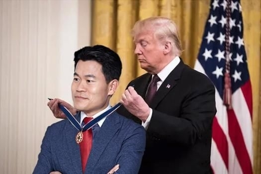 A doctored image of U.S. President Donald Trump giving an award to Jeon Han-gil [SCREEN CAPTURE]