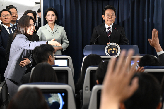 President Lee Jae-myung holds a press conference aboard Air Force One en route to Calgary, Canada, to attend the G7 Summit on June 16. [JOINT PRESS CORPS] 