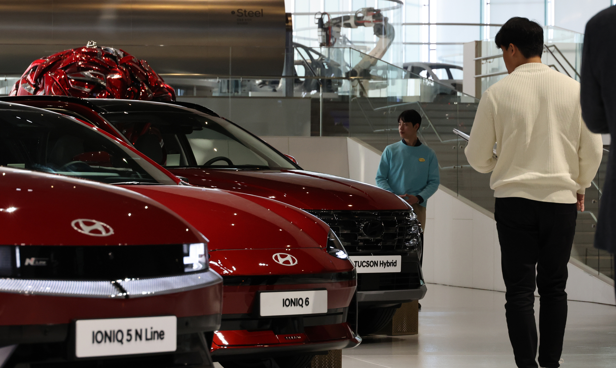Eco-friendly vehicles are displayed at a Hyundai Motor showroom in Goyang, Gyeonggi, on Jan. 6. [YONHAP] 