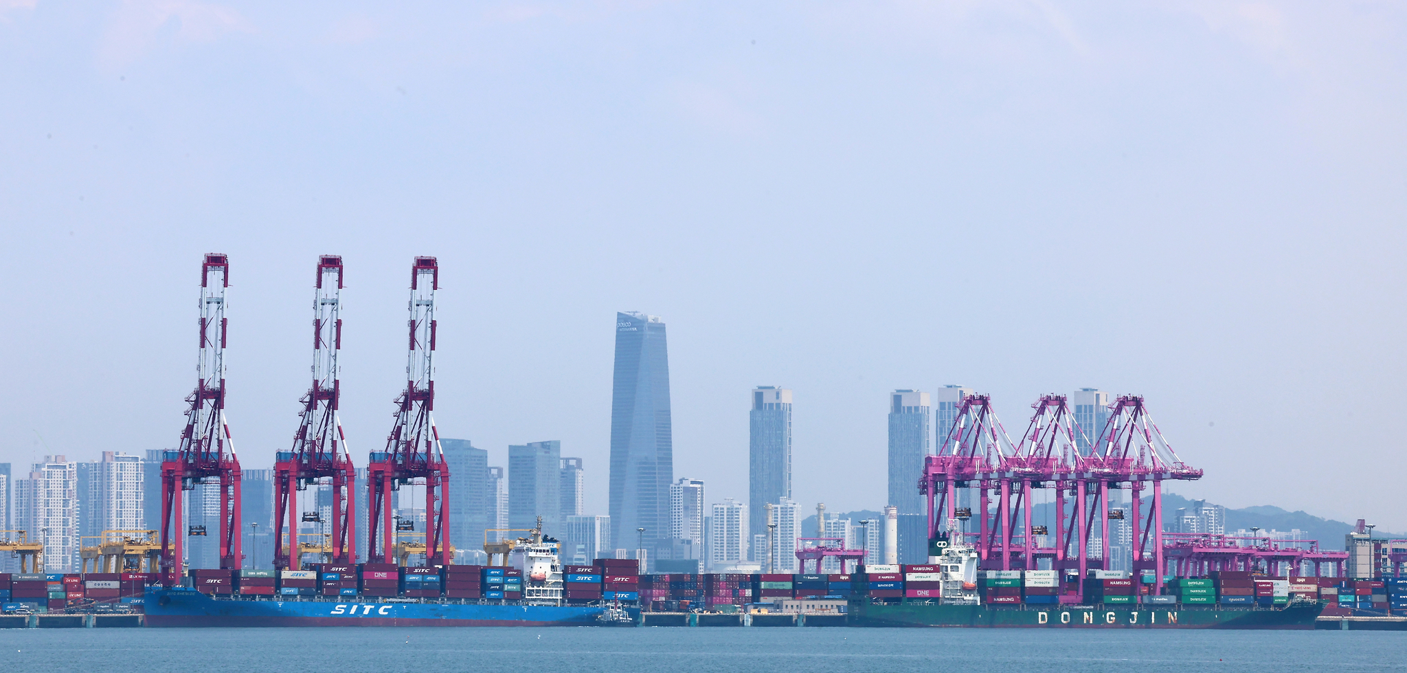 Incheon Port, a major export hub in Incheon, is seen on May 28. [YONHAP] 