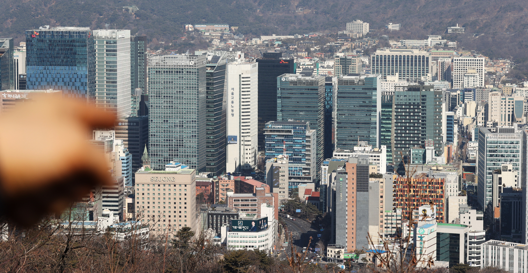 Buildings in a major business district are seen from Mount Namsan in central Seoul on Feb. 21. [YONHAP] 
