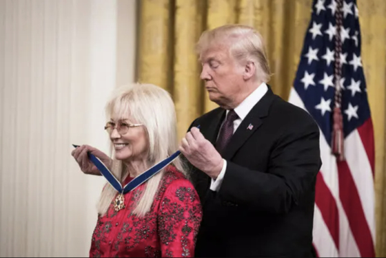 U.S. President Donald Trump awards the Presidential Medal of Freedom to Israeli-American physician, businesswoman and conservative political donor Miriam Adelson during a ceremony in the East Room of the White House, in Washington on Nov. 16, 2018. [AP/YONHAP]