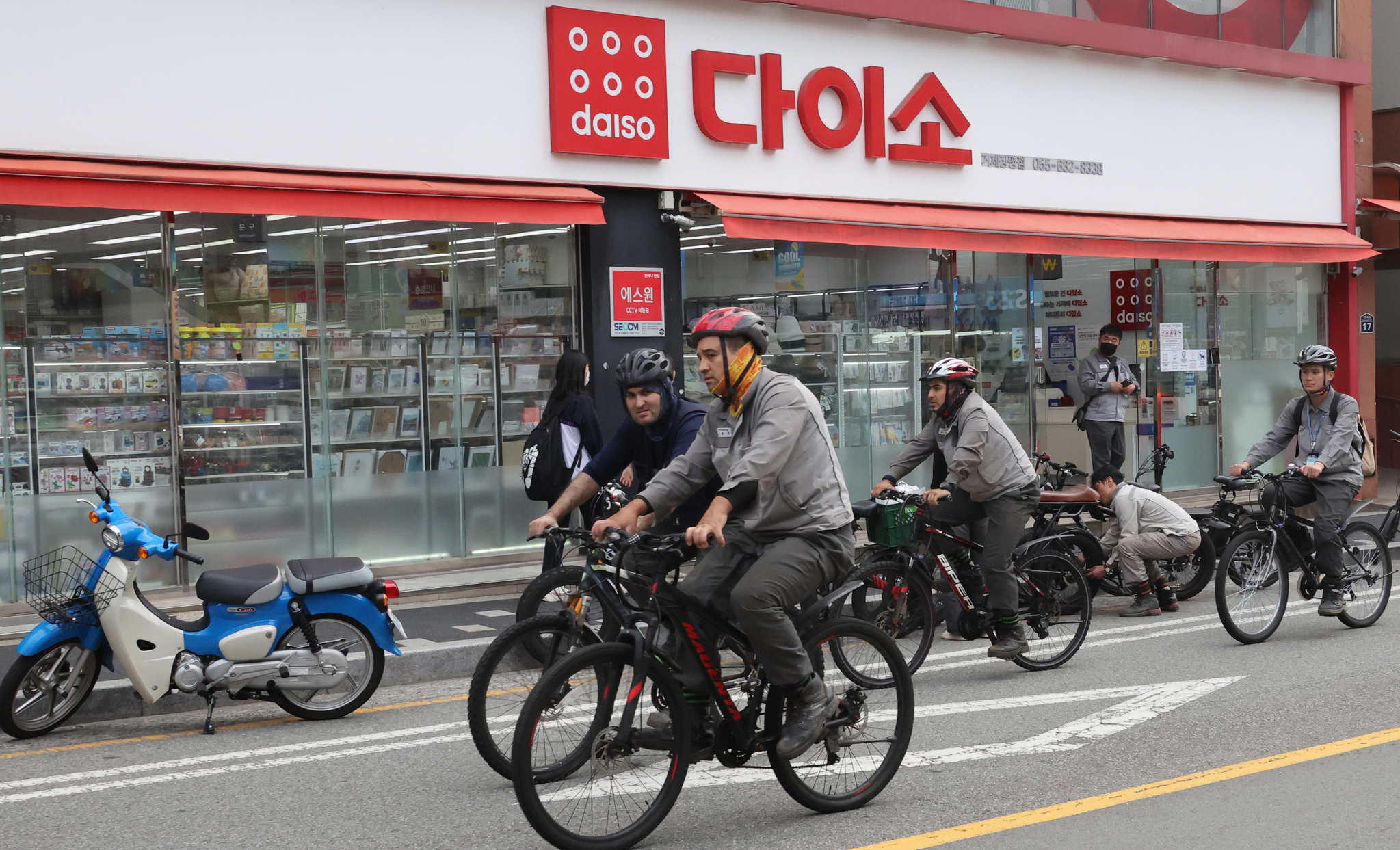 Foreign workers from Samsung Heavy Industries visit the Jangpyeong branch of Daiso in Geoje, South Gyeongsang, after finishing their shifts on June 5. [JOONGANG ILBO]