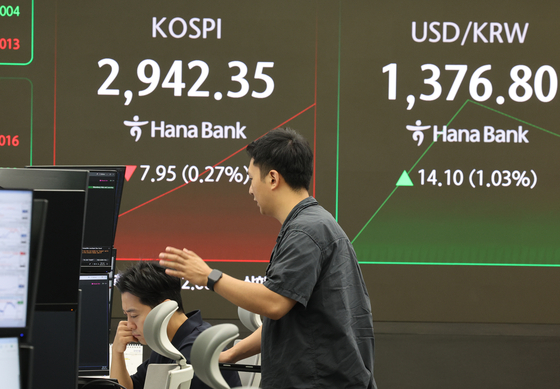 A dealing room at Hana Bank in Seoul on June 18. [YONHAP]