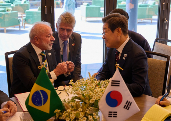President Lee Jae Myung, right, holds a bilateral meeting with Brazilian President Luiz Inacio Lula da Silva at the G7 summit in Kananaskis, Alberta, in Canada on June 17. [JOINT PRESS CORPS]