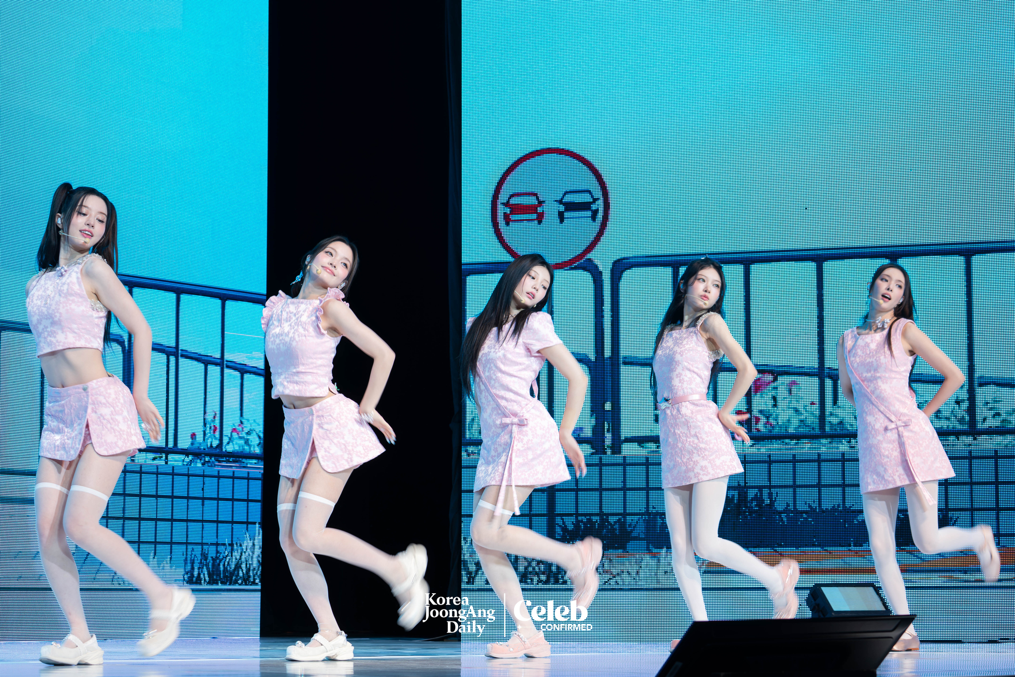 Girl group ILLIT performs lead track “Billyeoon Goyangi (Do the Dance)” during a showcase for the release of its 3rd EP, “bomb,” at Yes24 Live Hall in eastern Seoul on June 16. [DANIELA GONZALEZ PEREZ]