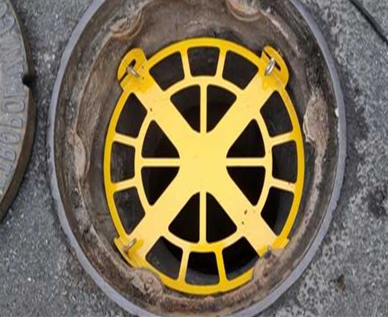 A manhole in Busan fitted with a fall-prevention device [BUSAN METROPOLITAN CITY]