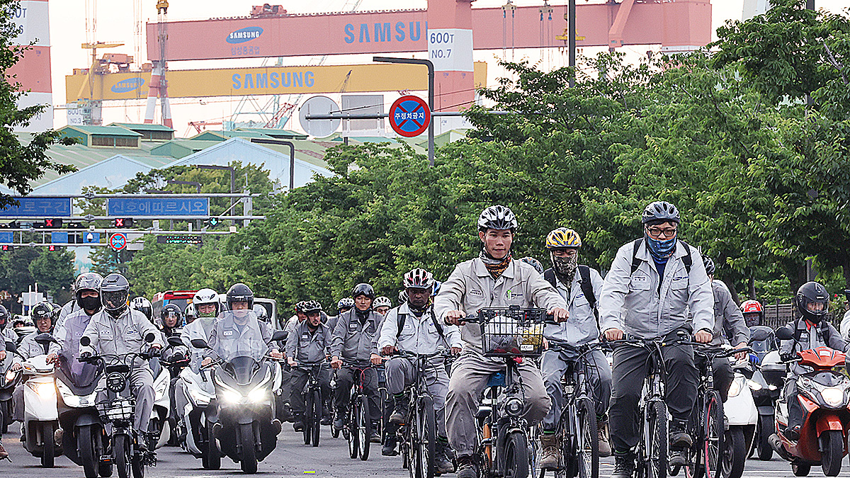 Korean and foreign workers at Samsung Heavy Industries in Geoje, South Gyeongsang, leave work after finishing their shifts on June 5. [JOONGANG ILBO]
