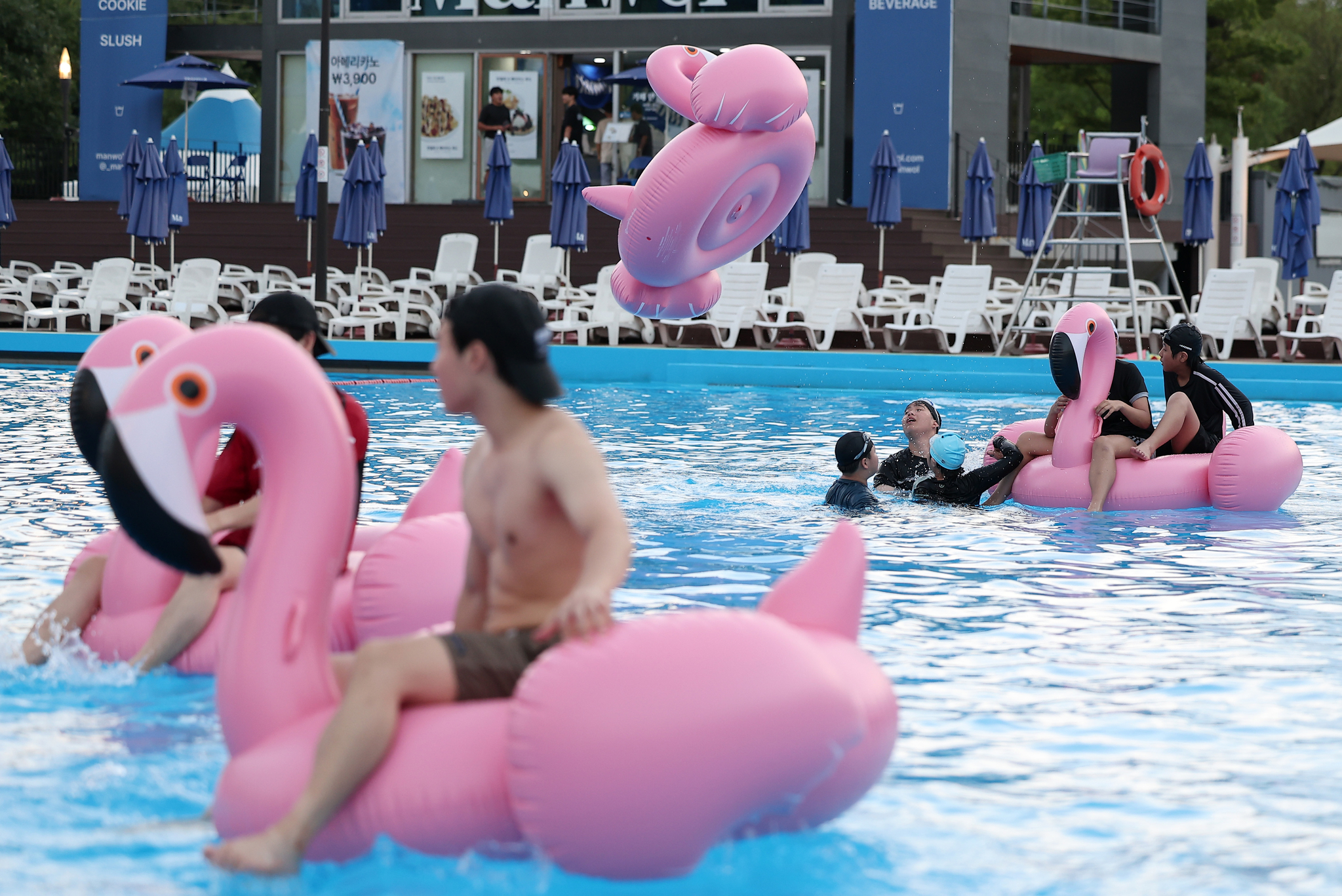 Visitors play in the water at the Yeouido pool in Yeondeungpo District, western Seoul, on July 24, 2024. [NEWS1] 
