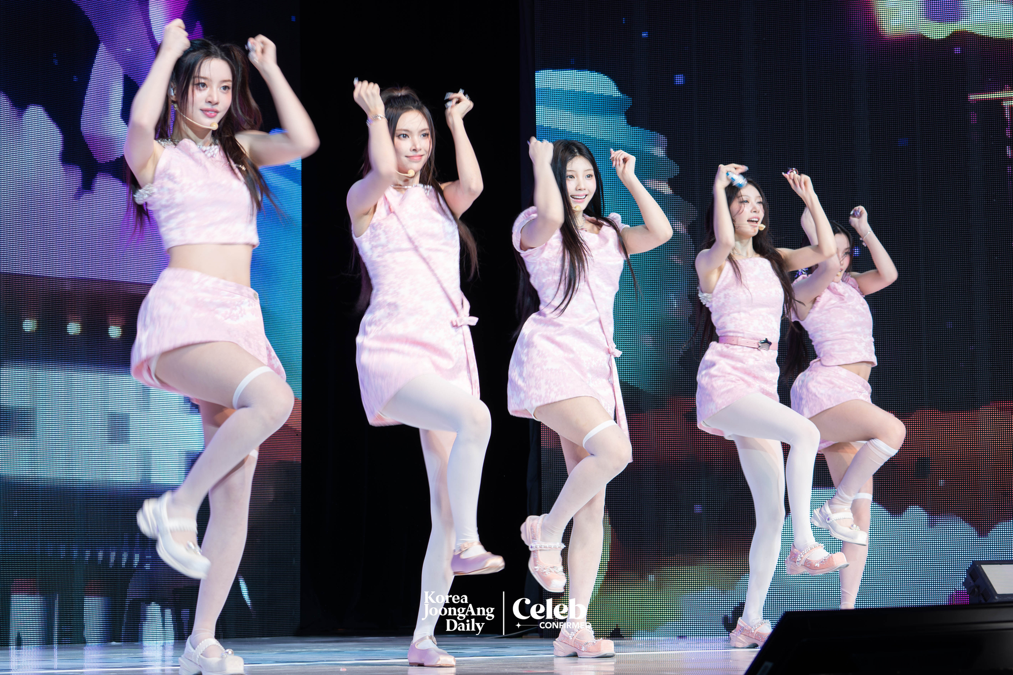 Girl group ILLIT performs lead track “Billyeoon Goyangi (Do the Dance)” during a showcase for the release of its 3rd EP, “bomb,” at Yes24 Live Hall in eastern Seoul on June 16. [DANIELA GONZALEZ PEREZ]