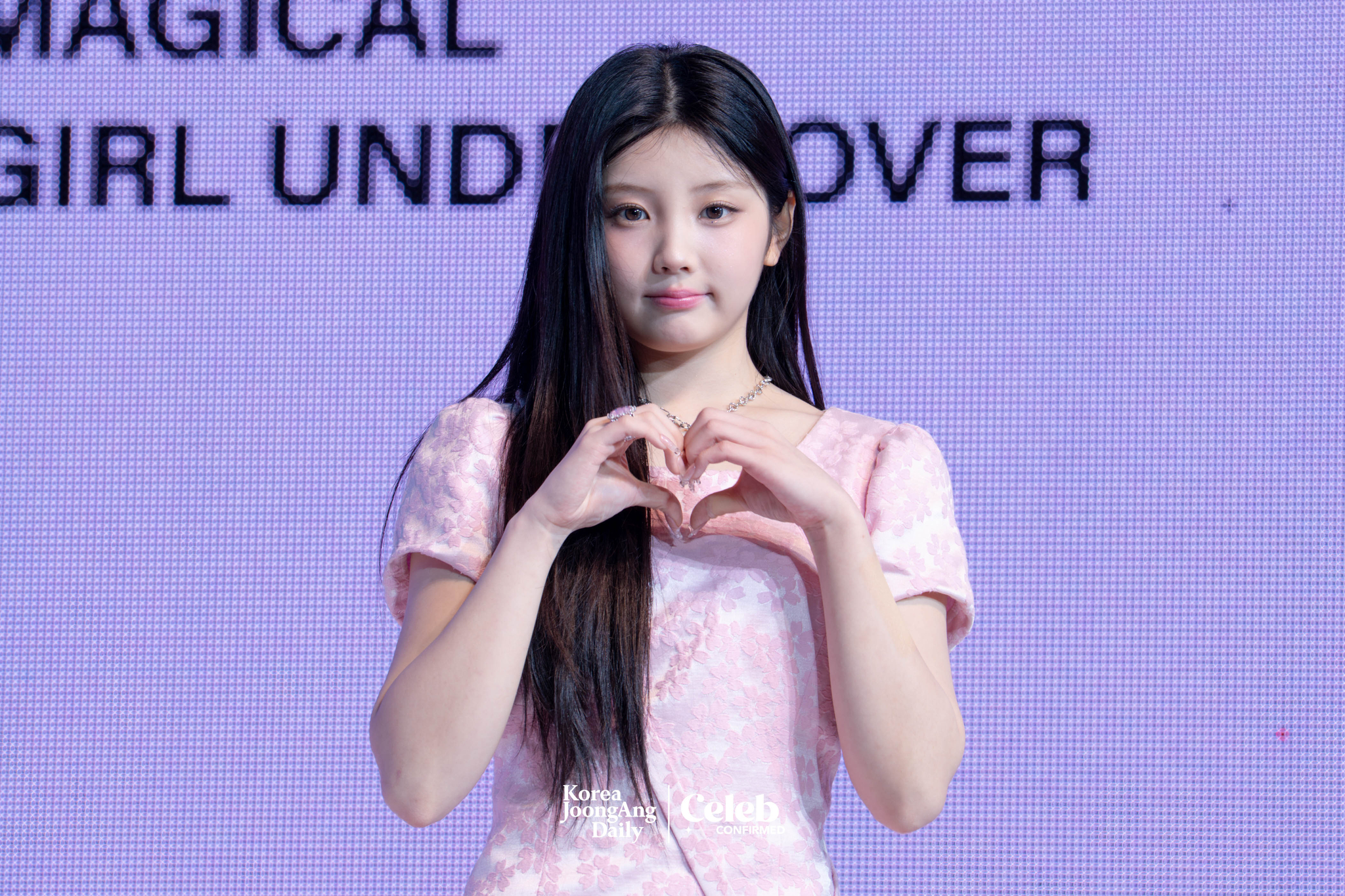 ILLIT’s Wonhee poses for photos during a showcase for the release of the EP, “bomb,” at Yes24 Live Hall in eastern Seoul on June 16. [DANIELA GONZALEZ PEREZ]