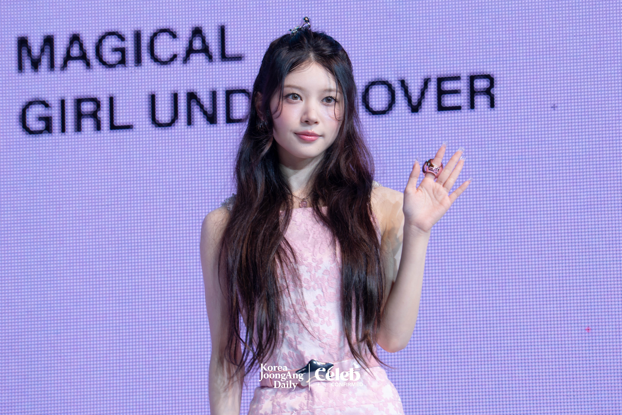 ILLIT’s Moka poses for photos during a showcase for the release of the EP, “bomb,” at Yes24 Live Hall in eastern Seoul on June 16. [DANIELA GONZALEZ PEREZ]