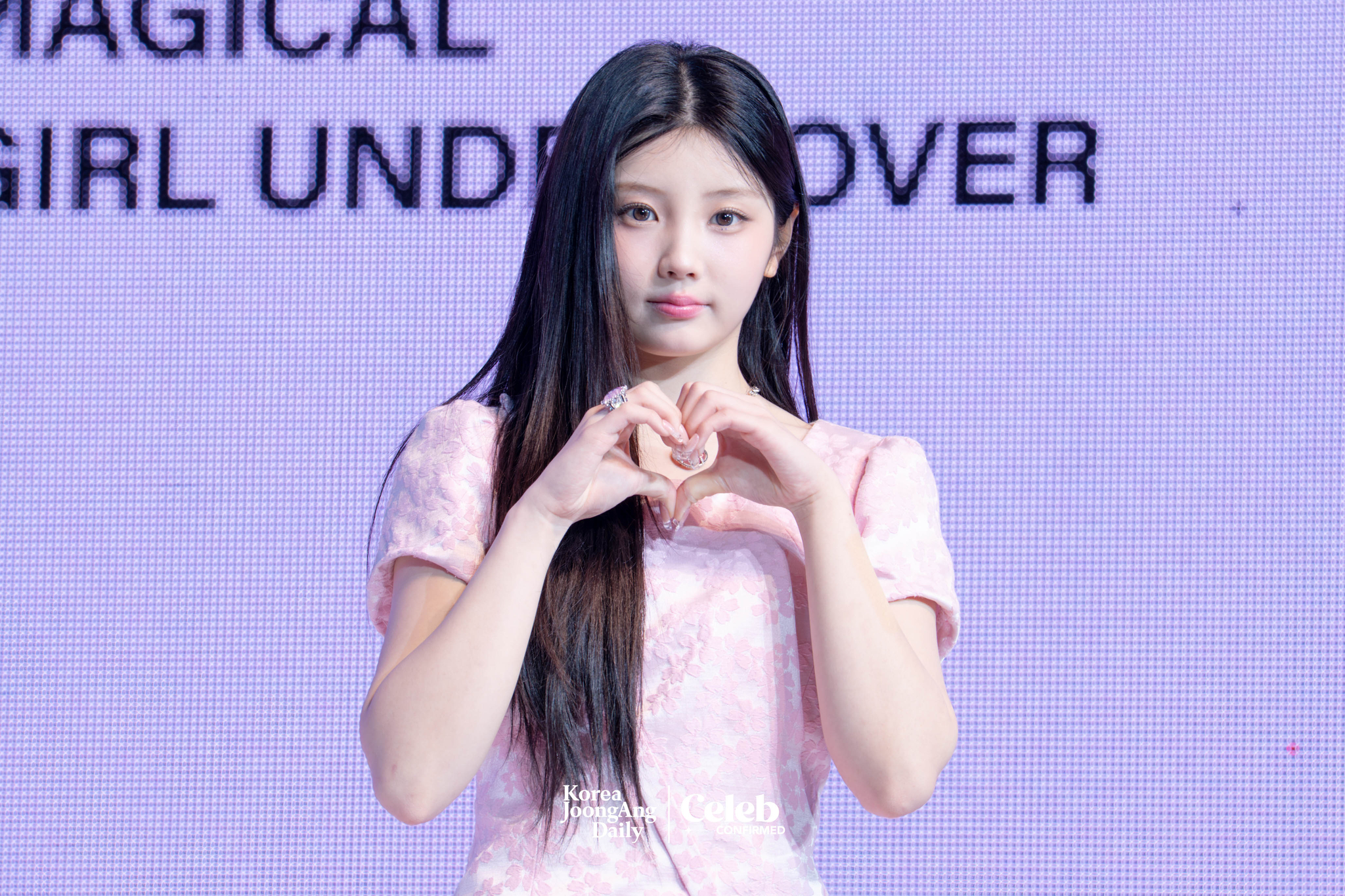 ILLIT’s Wonhee poses for photos during a showcase for the release of the EP, “bomb,” at Yes24 Live Hall in eastern Seoul on June 16. [DANIELA GONZALEZ PEREZ]